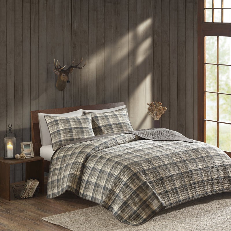 Woolrich John Rich & Bros. لحاف وولريتش القابل للعكس بتصميم نمط الكابينة - لجميع الفصول، غطاء سرير قابل للتنفس، مجموعة أغطية سرير، وسائد متطابقة، حجم كبير كامل/ملكة، نمط تاشا بلود تان/بني 3 قطع - Image 1